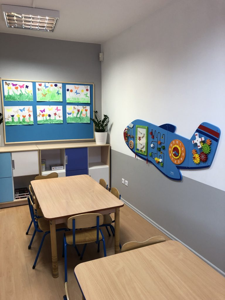Sala dydaktyczna z tablicą manipulacyjną i pracami dzieci